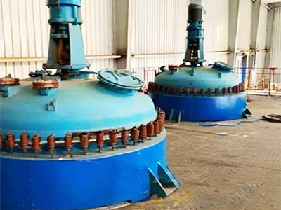 Equipamento de limpeza automática para sujeira interna de reator revestido de...