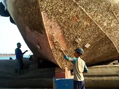 Métodos para remoção subaquática de organismos marinhos e cracas do casco